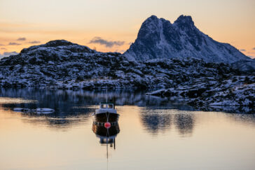 himmeblau-Blog-Lofoten-Boot-im-Wasser-vor-Berg