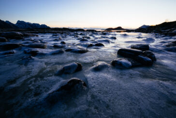 himmeblau-Blog-Lofoten-Steine-im-Wasser