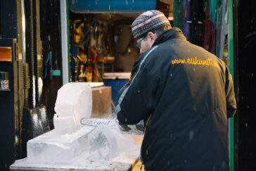 himmeblau-Blog-Christian-Staber-mit-Eisskulptur