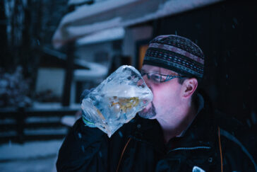 himmeblau-Blog-Eiskünstler-trinkt-aus-Eiskrug