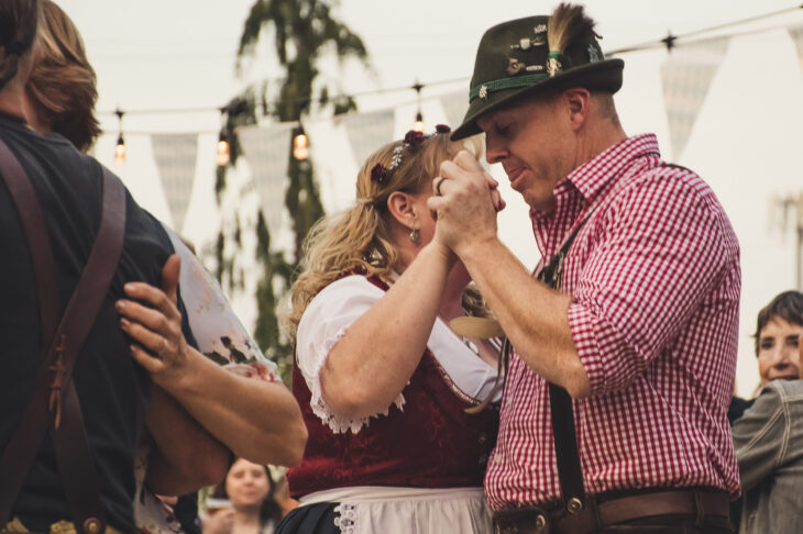 Tanzendes Paar in Tracht