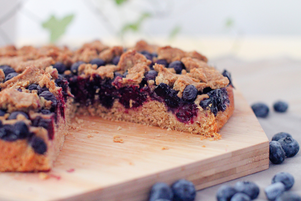 Veganer Beerenkuchen mit Streuseln - Himmeblau