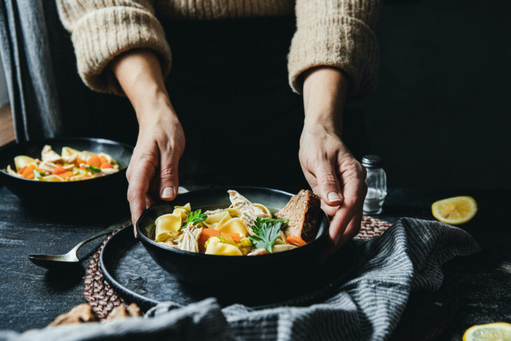 Beim Anrichten der Suppe