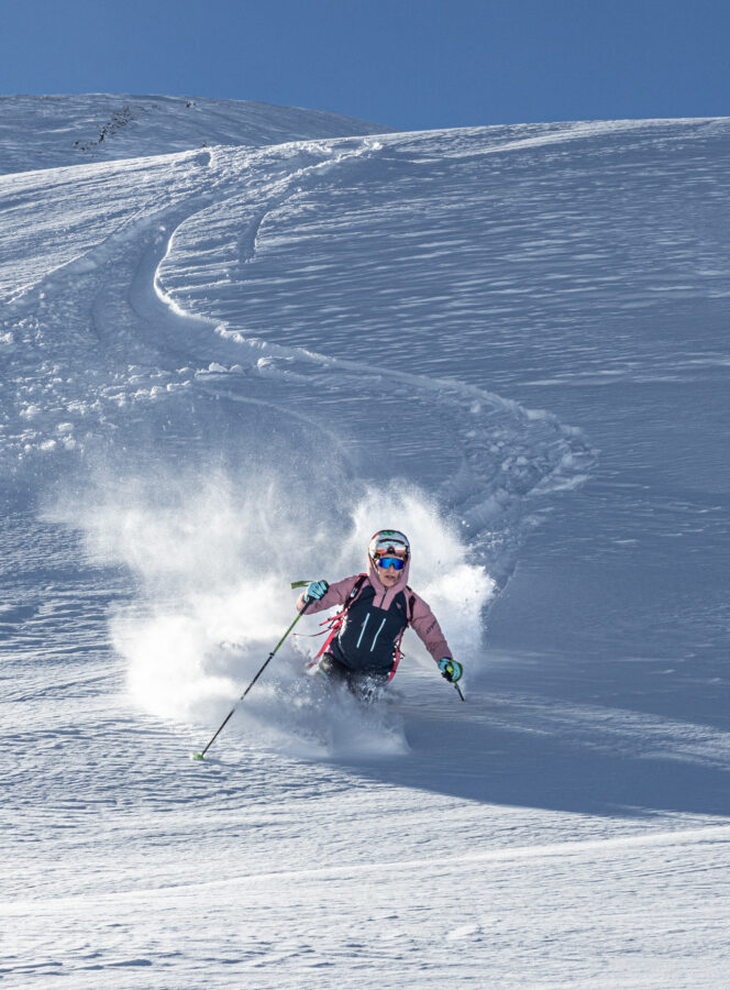 Johanna Hiemer bei der Abfahrt im tiefen Pulverschnee nach dem anstrengenden Aufstieg