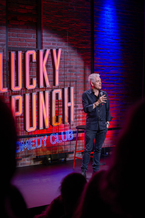 Michael Mittermeier auf der Bühne seines Comedy Clubs 