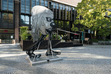 Kunst auch im Außenbereich: Ein riesiger Kopf steht als Skulptur vor dem Gebäude.