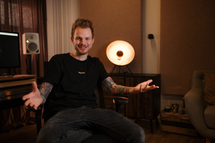 Daniel Fahrländer, Sänger, Musiker und Elektro-Pop-Produzent, sitzt in seinem Studio in der Fat Cat