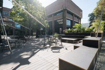 Gemütlicher Sitzbereich auf einer Terrasse außen vor dem Gasteig.