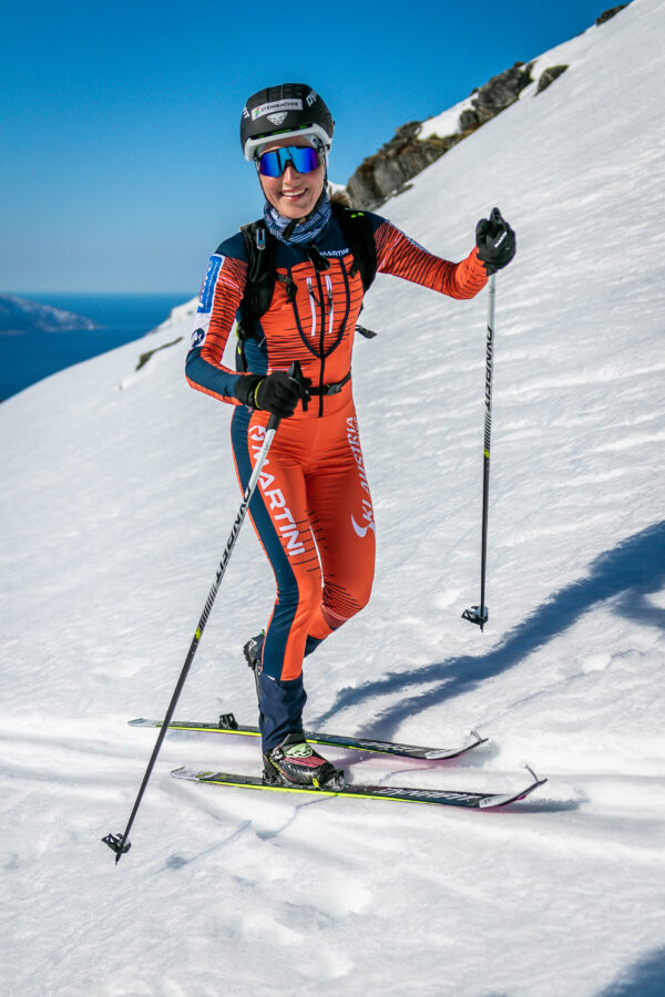 Johanna Hiemer im professionellen Skitouren-Outfit beim Skibergsteigen auf dem Berg