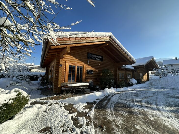 Das Vollblockhaus im Achenmühler Ziehenweg von außen.