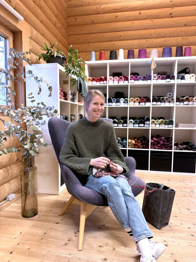 Sissy Dolganow sitzt mit ihren Stricksachen in ihrem Sessel im Laden in Achenmühle.