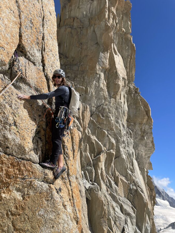 Jonas an einer steilen Kletterwand im Mont-Blacn-Gebiet, wo er ganz entspannt auf einer ganz kleinen Kante steht.