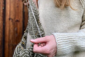 Ein Strickstück im Entstehen in Sissys Hand.