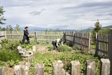 Beim Anlegen der Beete in der Toskana