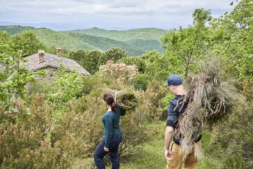 Benedikt und Corinna beim Einbringen der Ernte auf dem Weg zurück zu ihrem Off-Grid-Hof