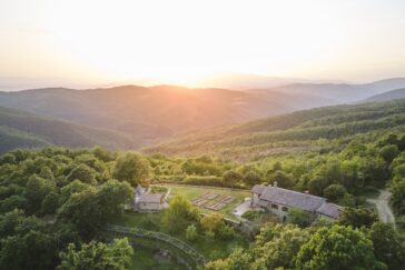 Ein Bild des idyllisch auf einem Hügel gelegenen Off-Grid-Hofs in der Toskana, den die Fuhrmanns 