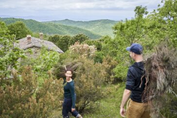 Benedikt und Corinna beim Einbringen der Ernte auf dem Weg zurück zu ihrem Off-Grid-Hof