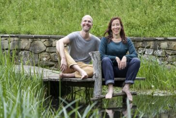 Benedikt und Corinna am hofeigenen Schwimmteich