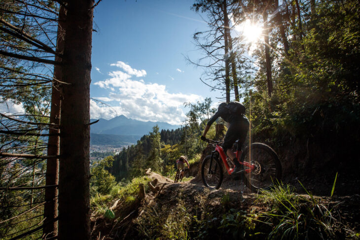 Mountainbiken an den südseitigen Hängen der Innsbrucker Nordkette.